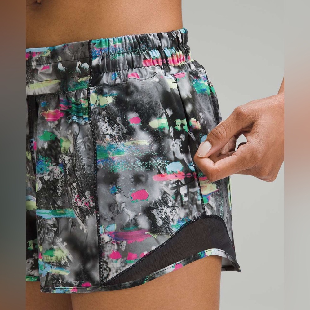 *NWT* RARE Lululemon Hotty Hot LR Short 4 inch Lined - Picture 3 of 11